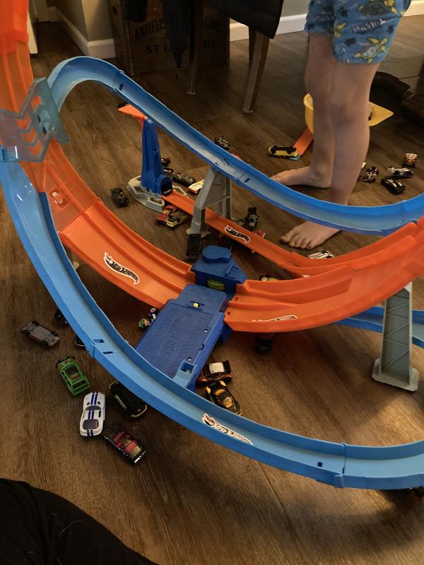 Hot Wheels Massive Loop Mayhem Track Set with Huge 28-Inch Wide Track Loop  Slam Launcher, Battery Box & 1 1:64 Scale Car