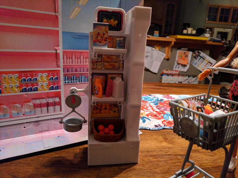 Grocery stand, use the scale to weigh the groceries!