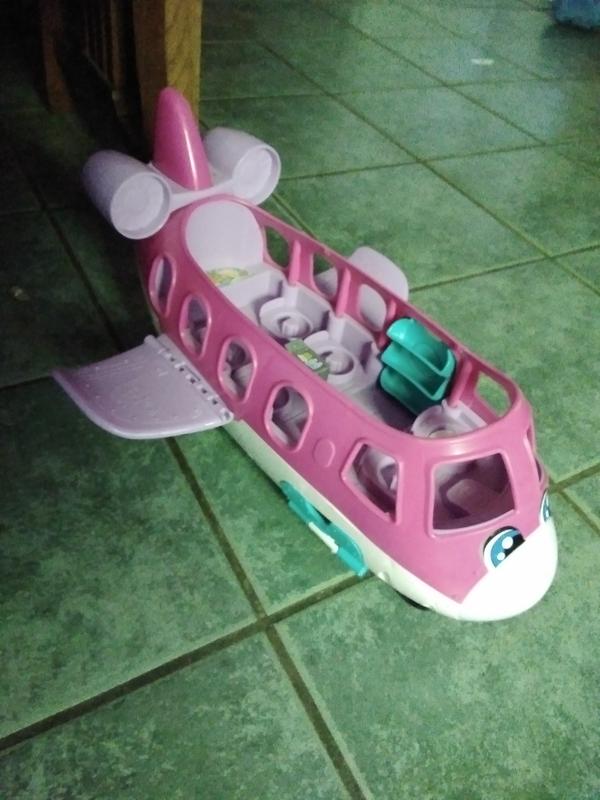 Fisher-Price Little People Barbie Little Dream Plane, Avion avec lumières,  Sons et escaliers pliants, Personnages de Barbie et Ken et Bagages, Version