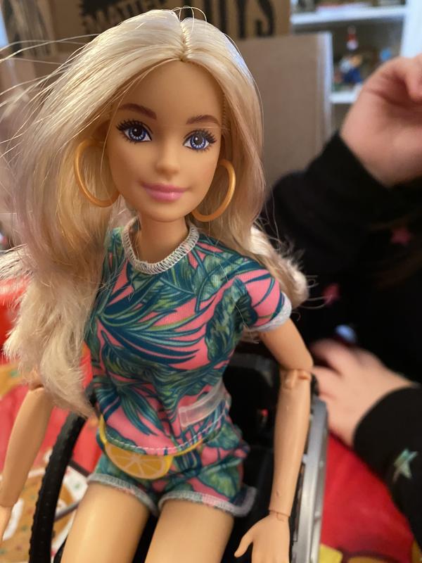 Mattel dévoile une Barbie plus inclusive, avec un fauteuil roulant et une  prothèse de jambe - NeozOne