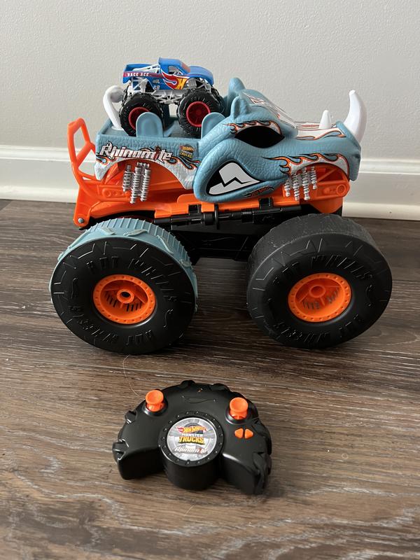 Hot Wheels Monster Trucks Rhinomite Chargin' Challenge Playset with a 1:64  Scale Toy Rhinomite Truck & 2 Crushed Cars