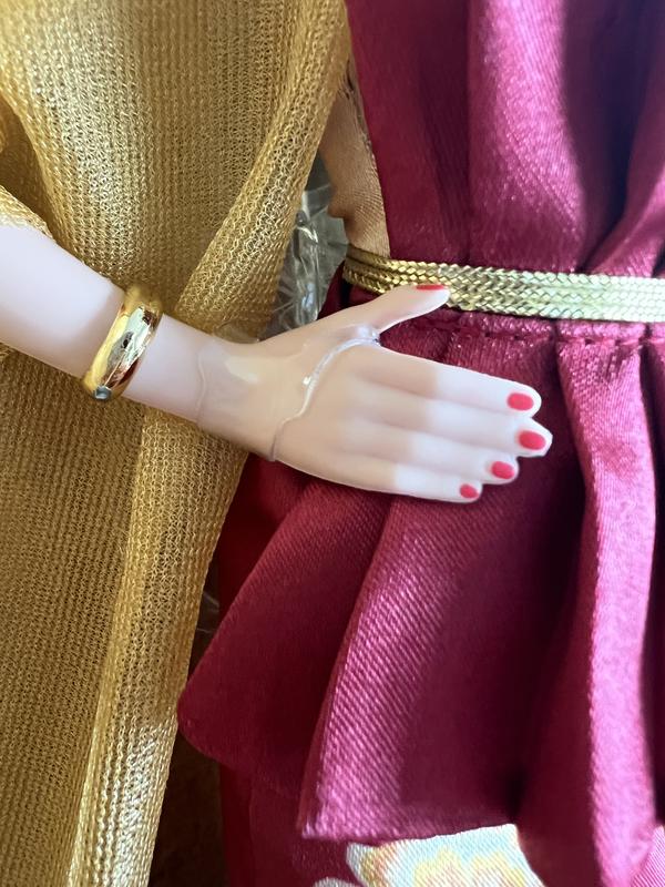 Love the bracelet and painted fingernails! I have trouble painty my pinky toe, how amazing is it that someone was able to paint those teeny tiny fingers?!?!?!