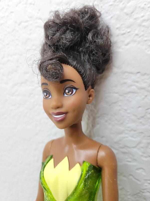 Small details including dimples