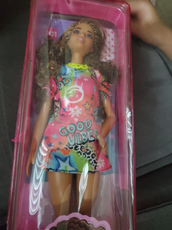 Poupée Barbie Vêtue D'une Robe Rose Avec Une Coiffure Brune