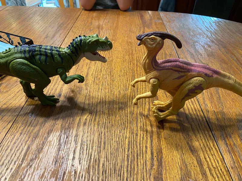 Size comparison between the Parasaurolophus and the Ceratarsaurus in the Jurassic World Wild Roar series