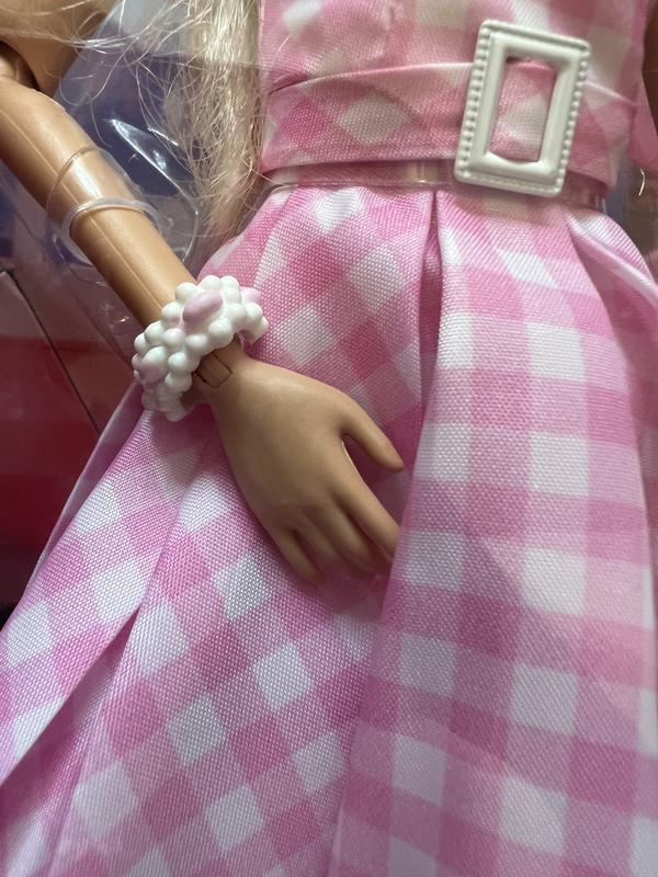  Barbie The Movie Doll, Margot Robbie as Barbie, Collectible Doll  Wearing Pink and White Gingham Dress with Daisy Chain Necklace for 6 years  and up : Toys & Games