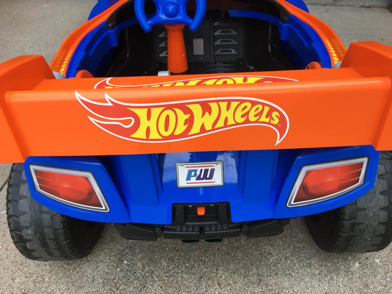 12V Power Wheels Hot Wheels Racer Battery-Powered Ride-On and Vehicle  Playset with 5 Toy Cars 