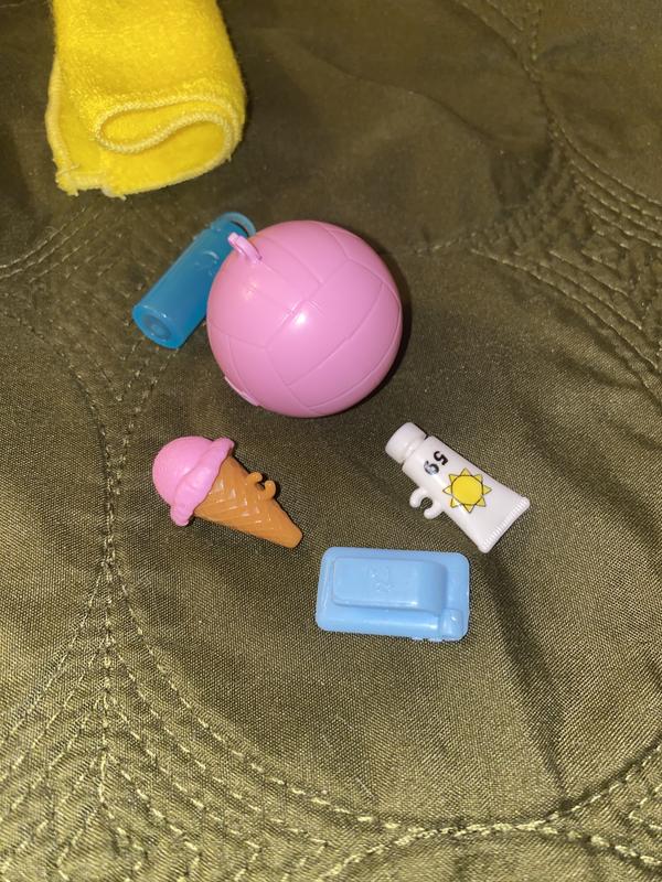 Accessories had tabs to help the doll hold them