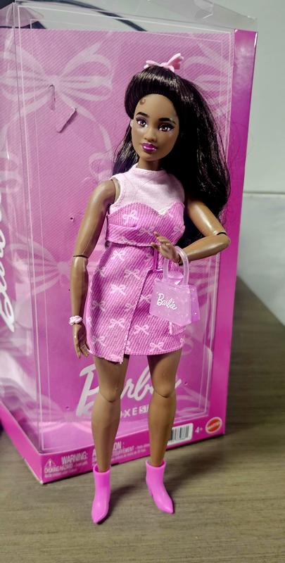 Poseable and extremely love the outfit with bow print!