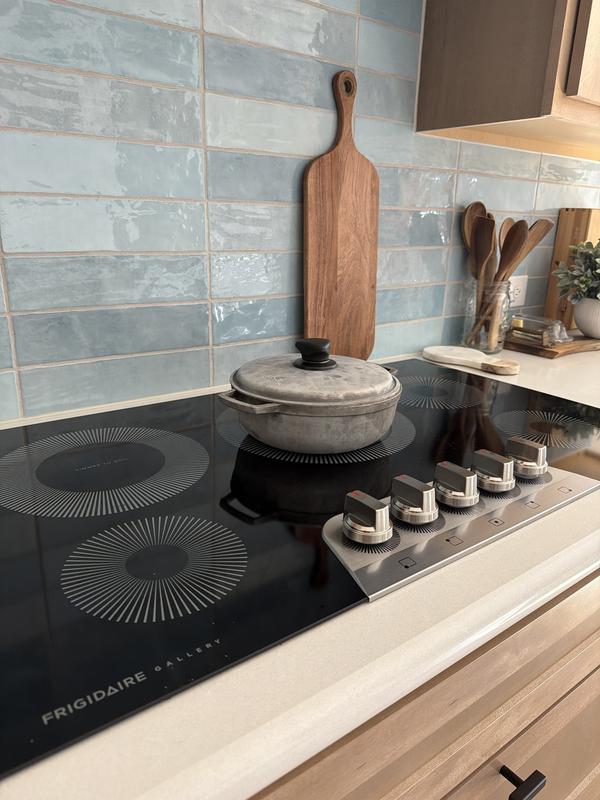 Frigidaire Gallery 36-in 5 burners Smooth surface Black Stainless steel ...