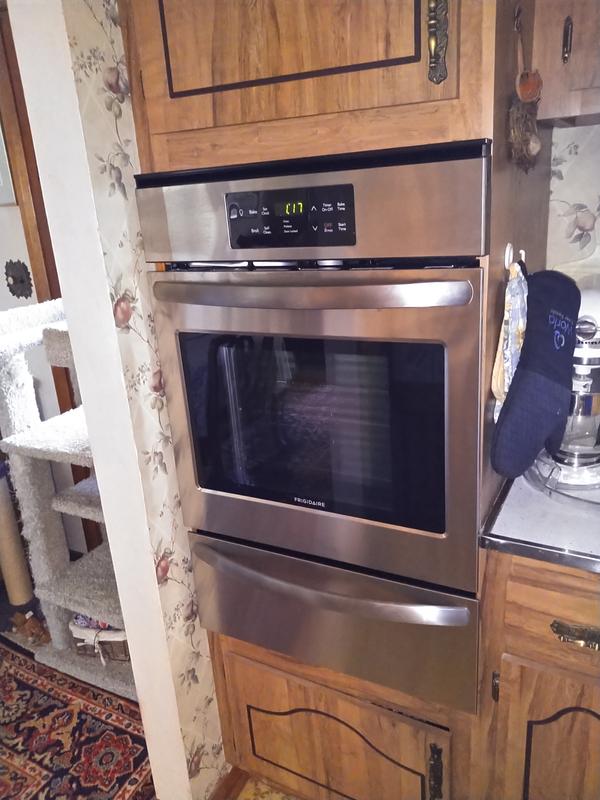 Frigidaire 24-in Self-Cleaning Single Gas Wall Oven (Stainless Steel) at  Lowes.com