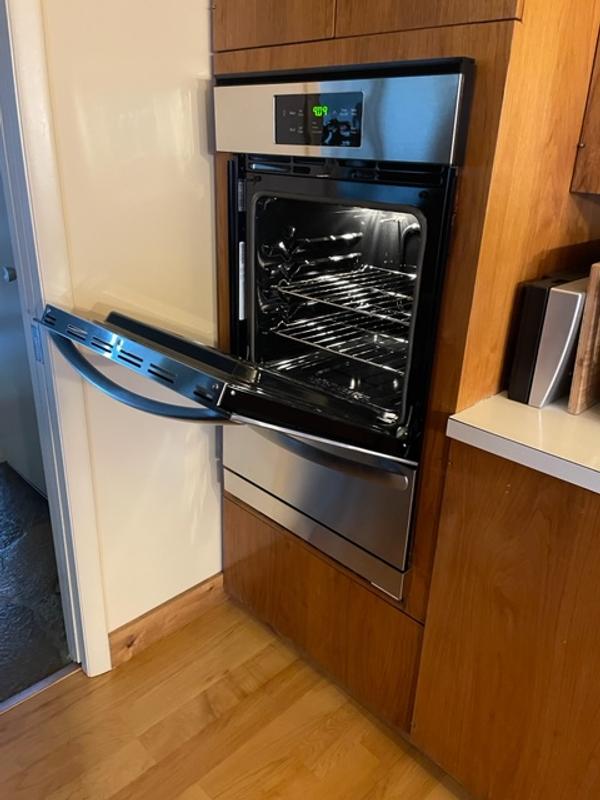 FFGW2426US Frigidaire 24 Single Gas Wall Oven STAINLESS STEEL | Howard's
