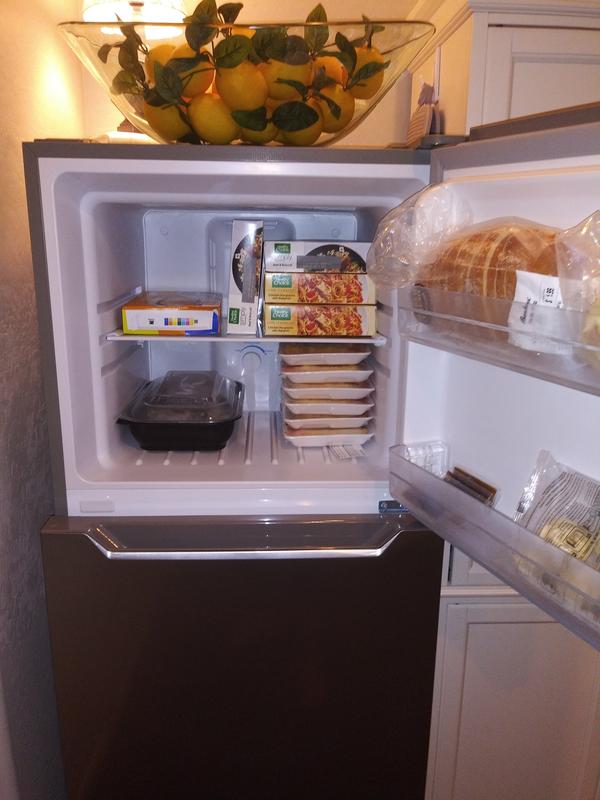 Frigidaire 24-inch, 10.1 cu. ft. Top Freezer Refrigerator FFET1022UW