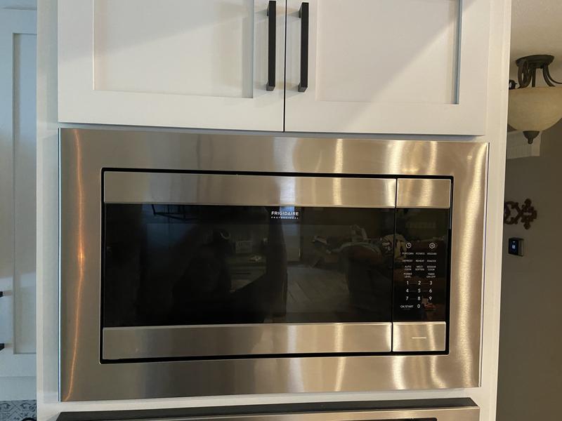 Marco para empotrar microondas Frigidaire FGMO226NUF