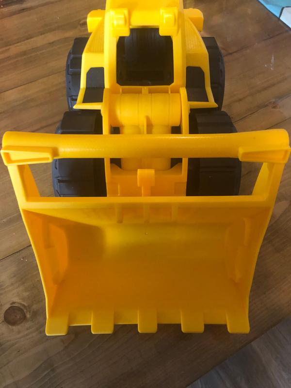 Nice large handle for easy grasp. I truly love how they thought every little detail of this toy out.