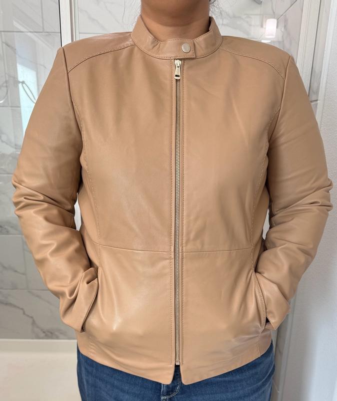 Customer carousel item 16.