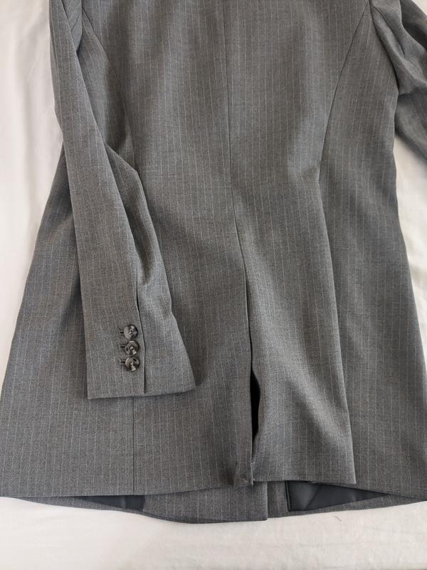 Slit back.  Three button cuff.