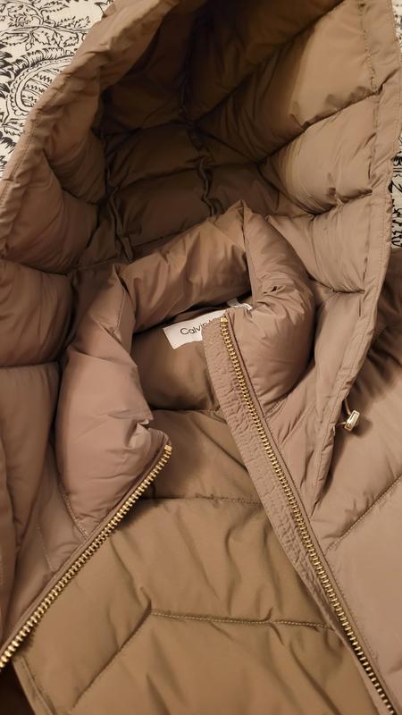 Cozy high neckline in addition to hood