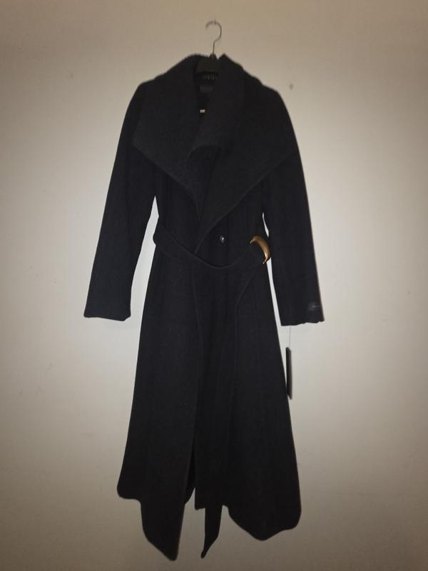 Customer photo for "Stunning coat that fits well and amazing material"