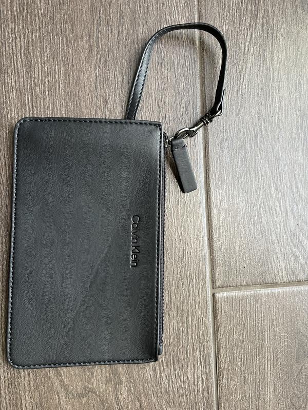 Included detachable wristlet
