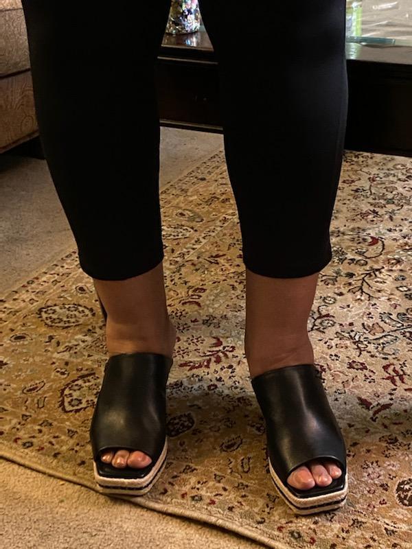 The square toe prevents toes from hanging over