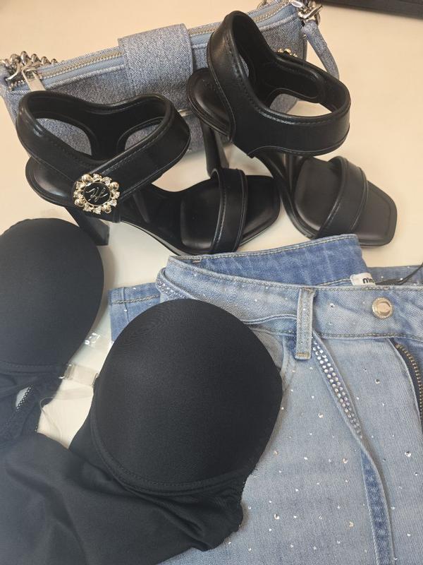 Customer photo for "Perfect for special occasions thanks to its comfort and premium finish."