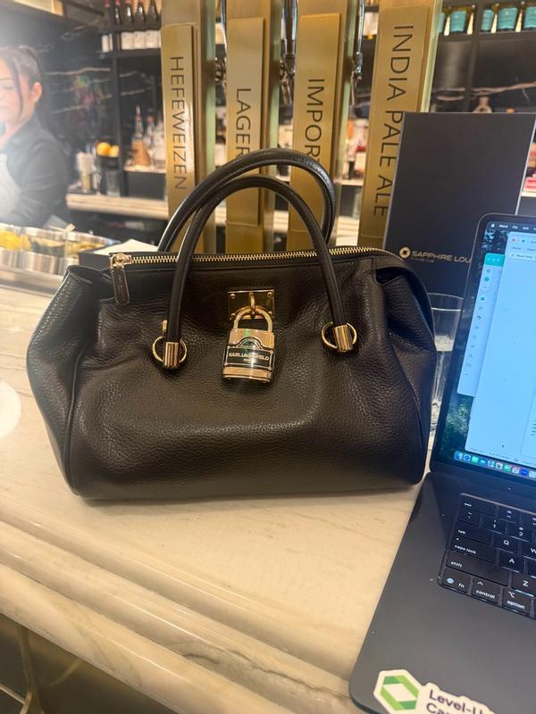 Customer photo for "Roomy and fashionable handbag"