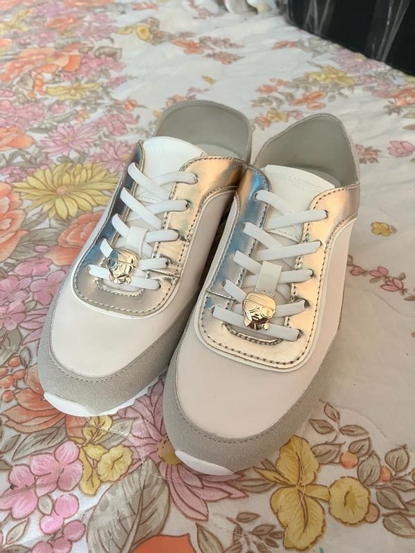 Customer photo for "Its design is very nice, I like the small details such as the golden decoration that gives it an elegant and sophisticated touch"
