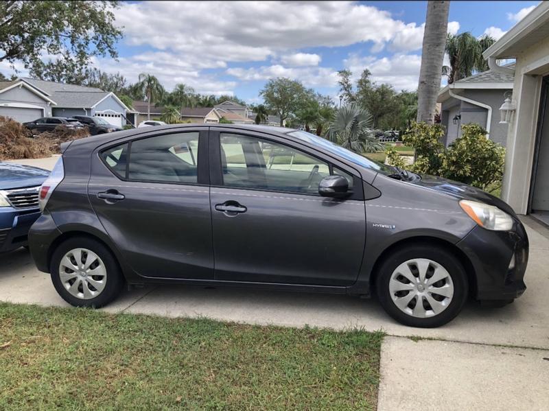 toyota prius-c 2012 Image - 49377348