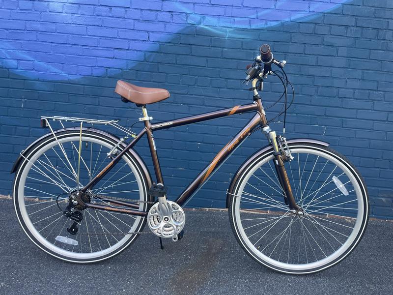 700c Monte Vista Men s Hybrid Bike for Ages 14