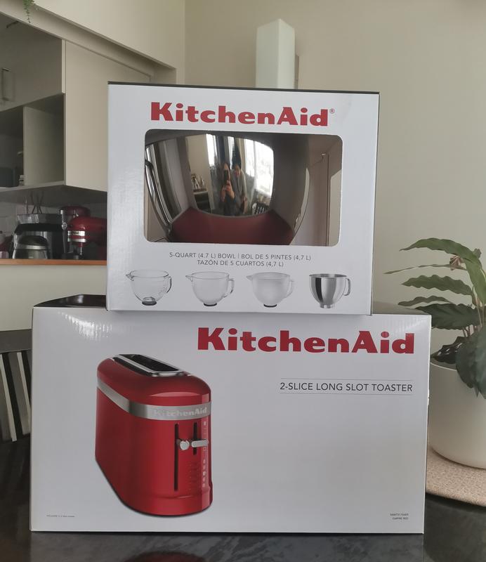 The result and the gifts! I always work with 2 bowl. One for the cake and another one for the buttercream. It made it very efficient and the result is stunning.