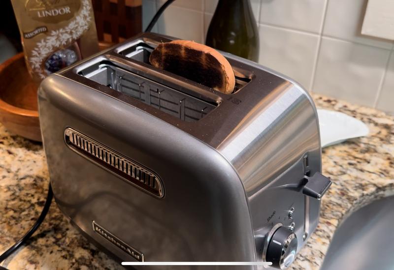 The buy KitchenAid KMT2115ER Toaster with Manual High-Lift Lever