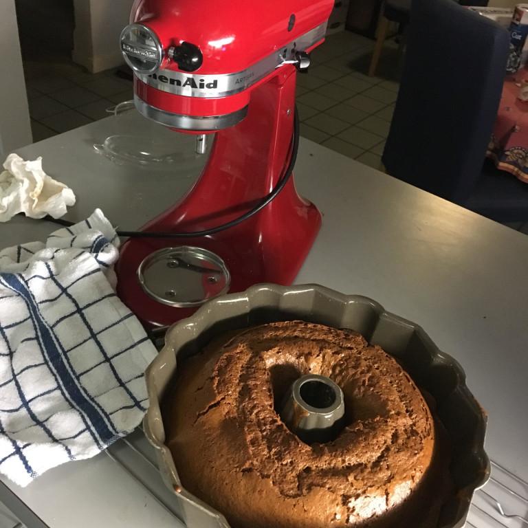 Lot Detail - KITCHENAID COFFEE POT, GEVALIA COFFEE POT AND JUICER