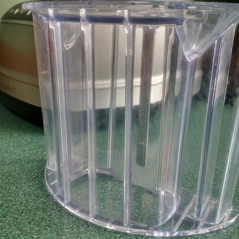 Food catching ribs and cavities on feed tube