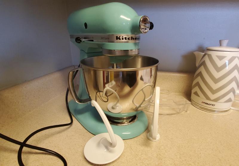 Kitchen Aid mixer 4.5qt (Used twice) for Sale in Sacramento, CA