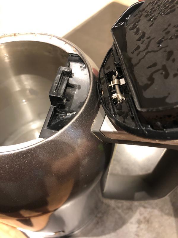 The broken lid on my kettle