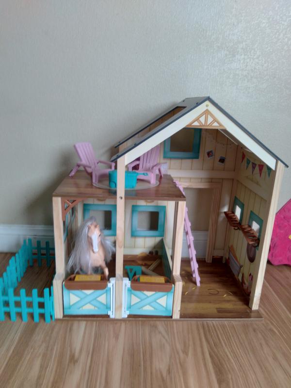 kidkraft deluxe horse stable