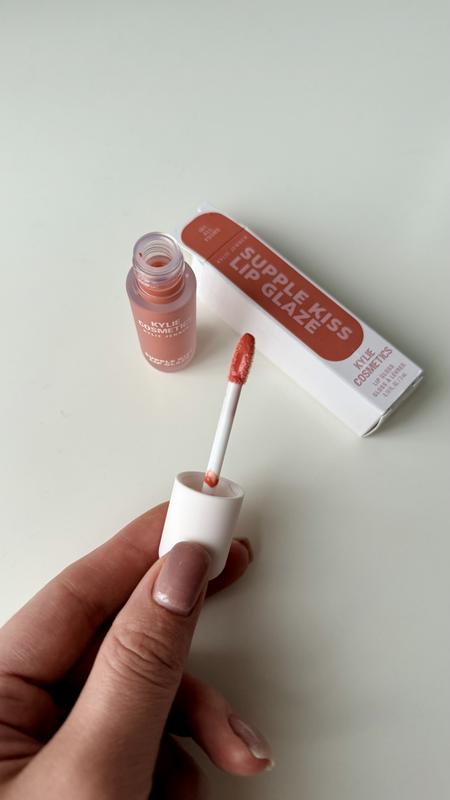 Customer photo for "Beautiful and comfortable lip glaze"