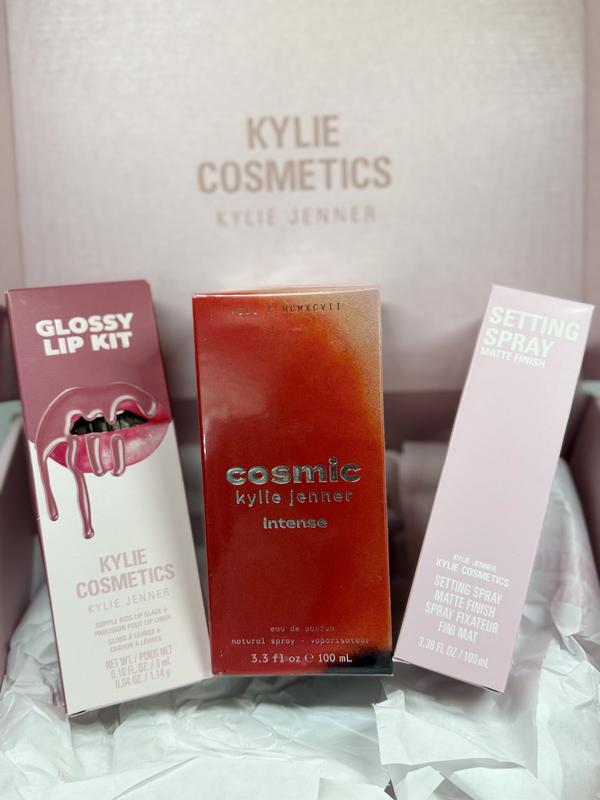 I love that she brought the OG “SHINEY GRILLED OUT TEETH” back to this lip kit! Fantastic!