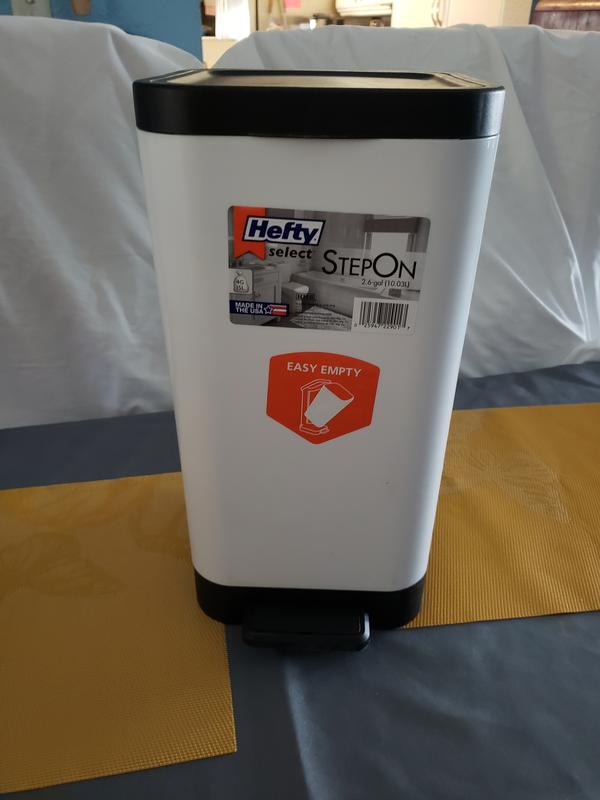 Hefty 2.65-Gallons White Plastic Kitchen Trash Can with Lid Indoor in the  Trash Cans department at