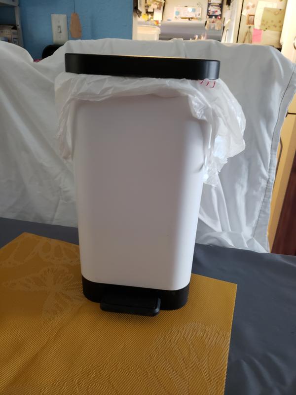 Hefty 2.65-Gallons White Plastic Kitchen Trash Can with Lid Indoor in the  Trash Cans department at