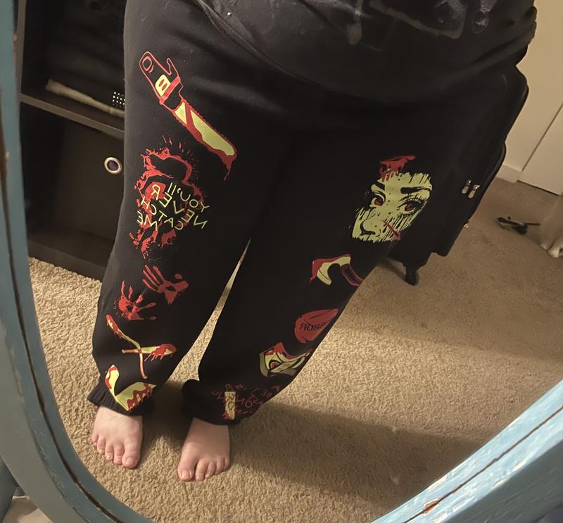 Gamer girl causes outrage after her tight joggers reveal way too