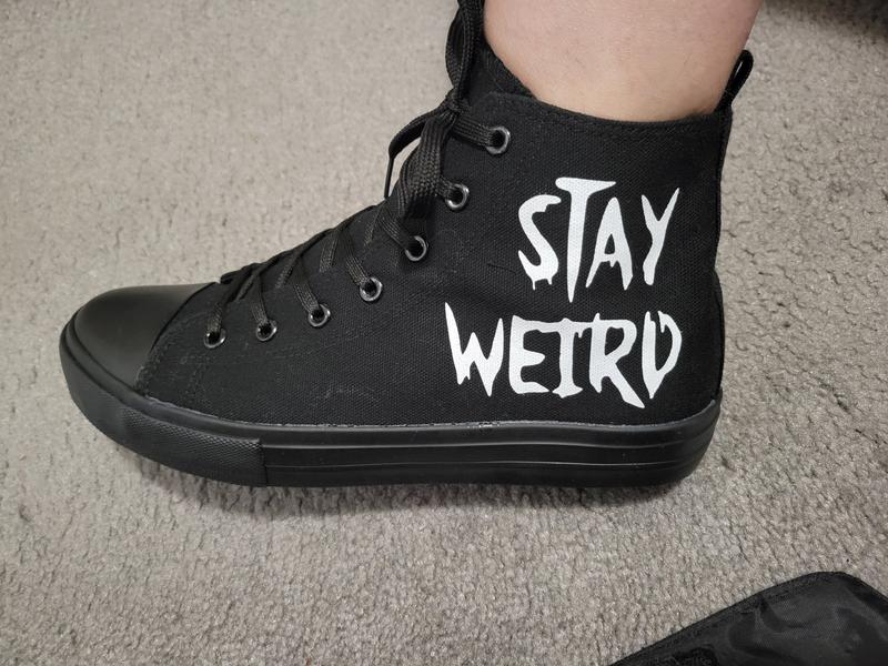 Subordinar trampa Desalentar Stay Weird Hi-Top Sneakers | Hot Topic