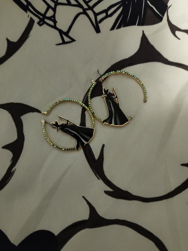 Wicked Glinda & Elphaba Hoop Earring Set | Hot Topic display picture 3