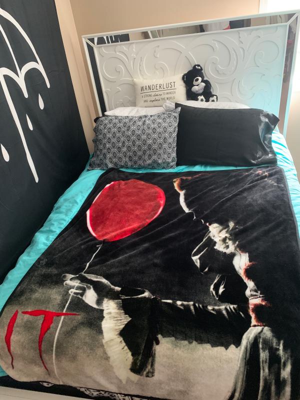 IT Pennywise Balloon Plush Throw Blanket Hot Topic