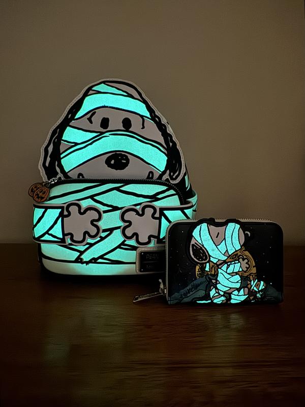 Peanuts Snoopy Mummy Glow-In-The-Dark Figural Mini Backpack  display picture 1