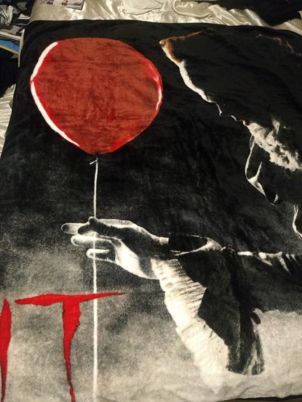 IT Pennywise Balloon Plush Throw Blanket Hot Topic