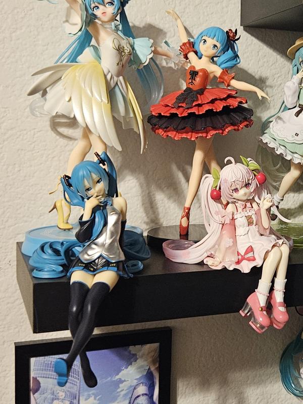 Hatsune Miku Kuroboshi Kouhaku Ver. Noodle Stopper Figure | Hot Topic