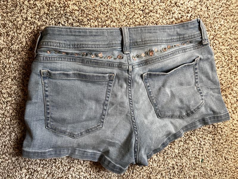 Women's Curvy Low-Rise Light Wash Floral Embroidered Denim Shortie - Main Image