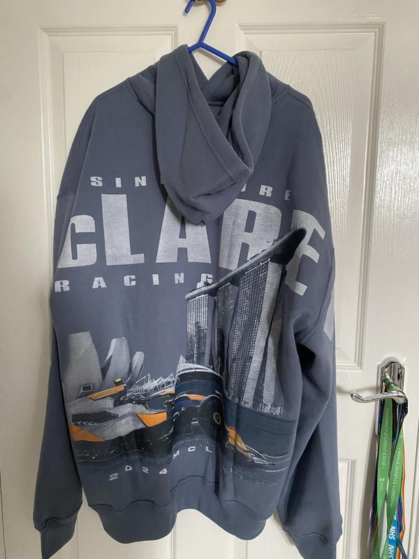 ★Hollister Co.★McLaren Forever Forwardグラフィックパーカー Men's Relaxed McLaren Forever Forward Graphic Hoodie | Men's